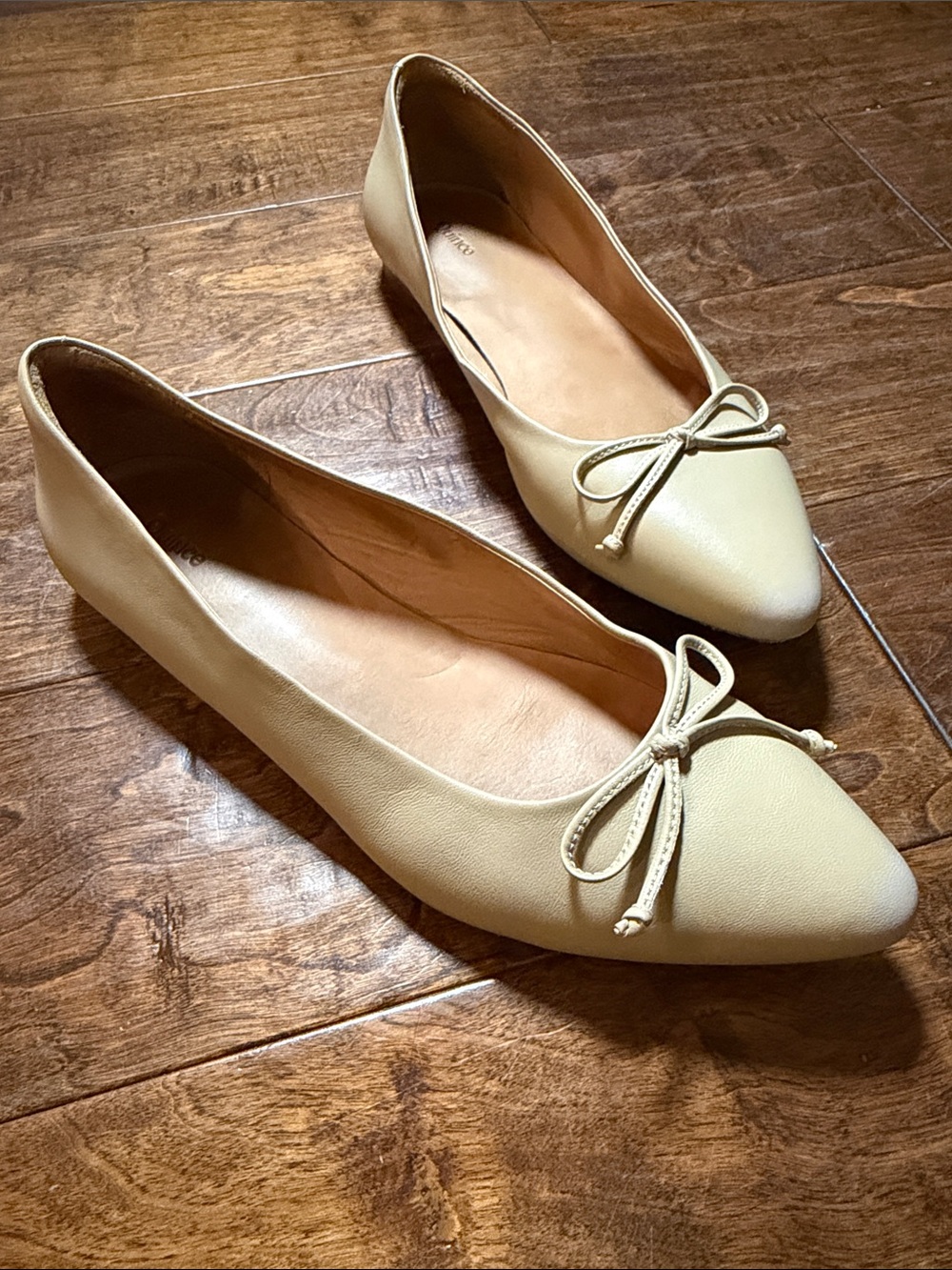 Quince Cream Pointed-Toe Bow Flats